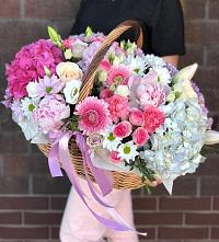 Цветочная композиция из Розы, Хризантемы, Пионы и Лизиантусы в корзине #REPLACE_PRED# Ябедино