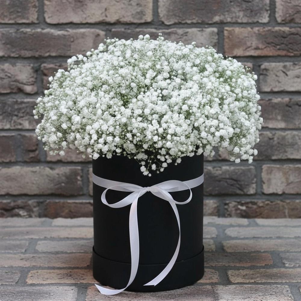 Цветочная композиция из Гипсофила в шляпной коробке в Ябедино