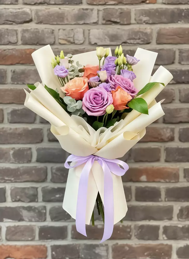 Букет цветов из: Лизиантусы и Розы в Ябедино