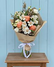 Букет цветов из:  Альстромерии, Лизиантусы, Розы и Хризантемы в Ябедино