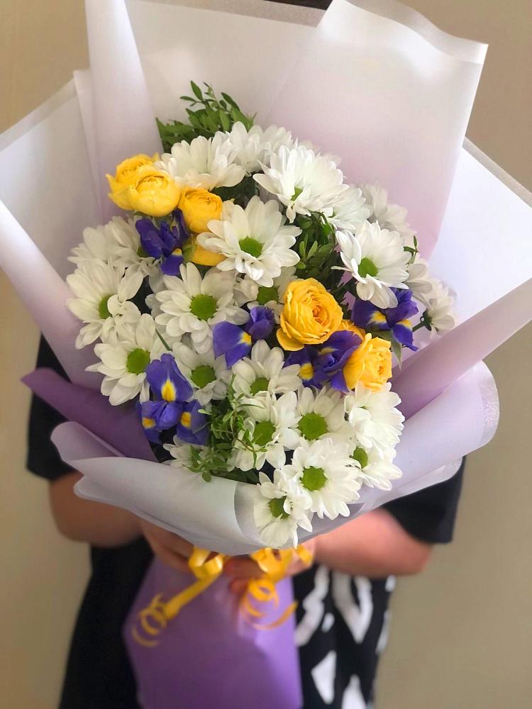Букет цветов из: Ирисы, Хризантемы и Розы в Ябедино