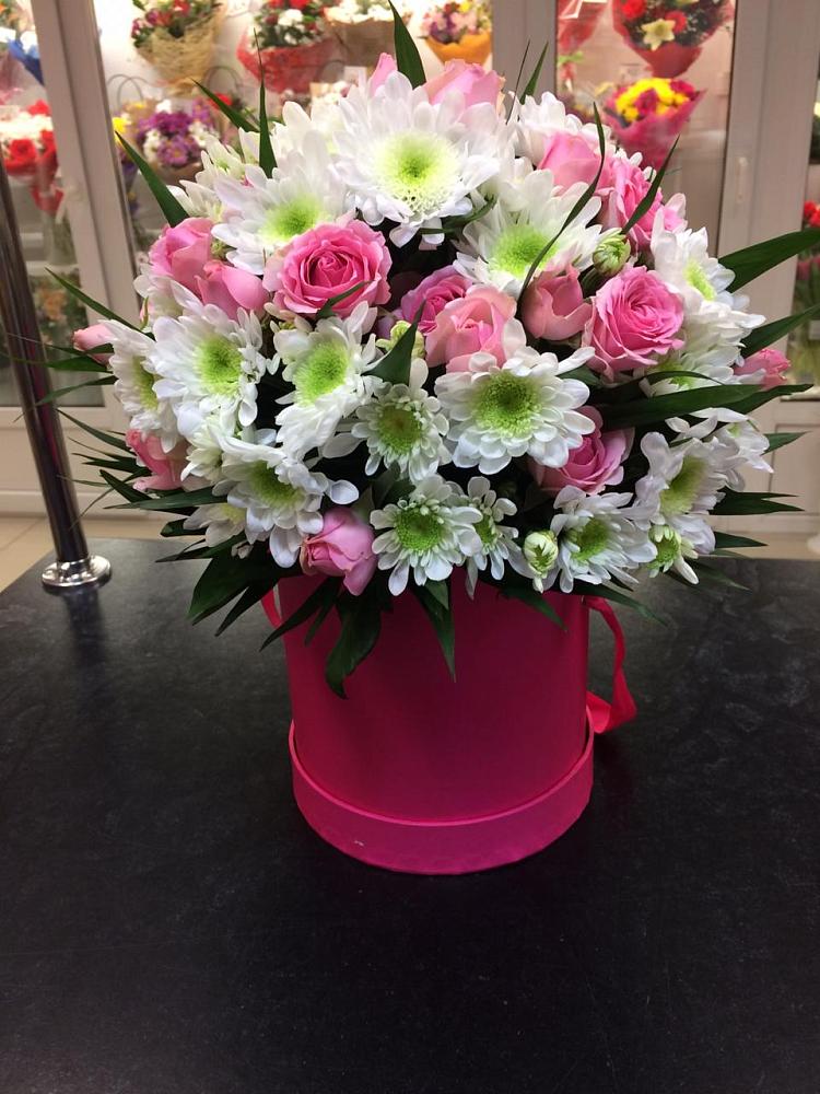 Цветочная композиция из Розы и Хризантемы в шляпной коробке в Ябедино