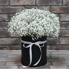 Цветочная композиция из Гипсофила в шляпной коробке в Ябедино