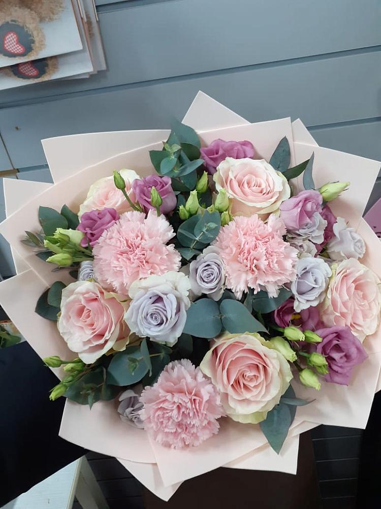 Букет цветов из: Розы, Гвоздики и Лизиантусы в Ябедино